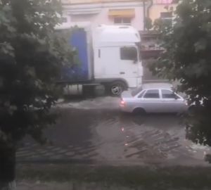 В Пензе улицу Калинина затопило водой после сильного дождя