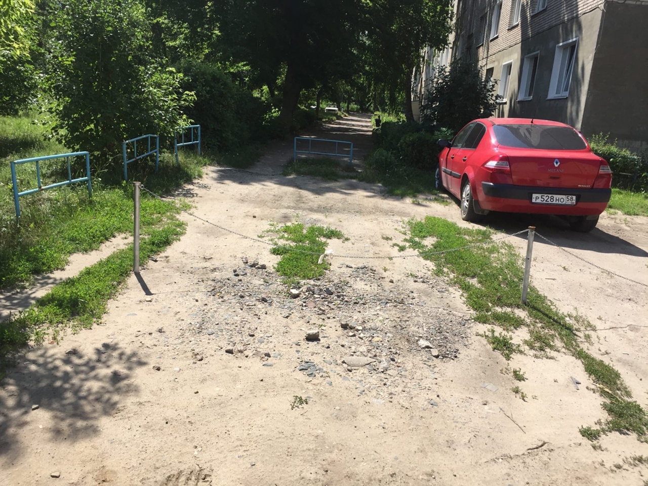 В Кузнецке ребенок пострадал из-за самовольно натянутой водителями цепи