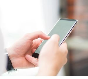 В Кузнецке мужчина открыто похитил телефон знакомой и скрылся