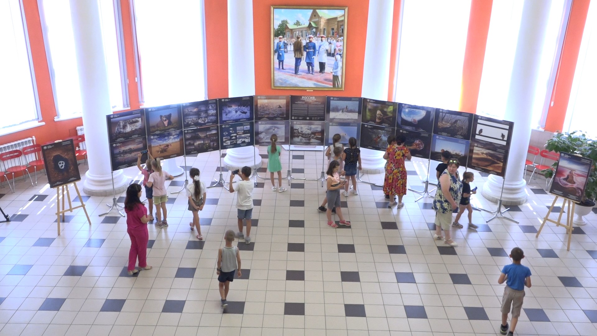 В Кузнецке работает фотовыставка "Самая красивая страна"