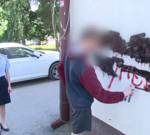 В Пензе задержали двоих мужчин и женщину, рисующих граффити с рекламой наркотиков