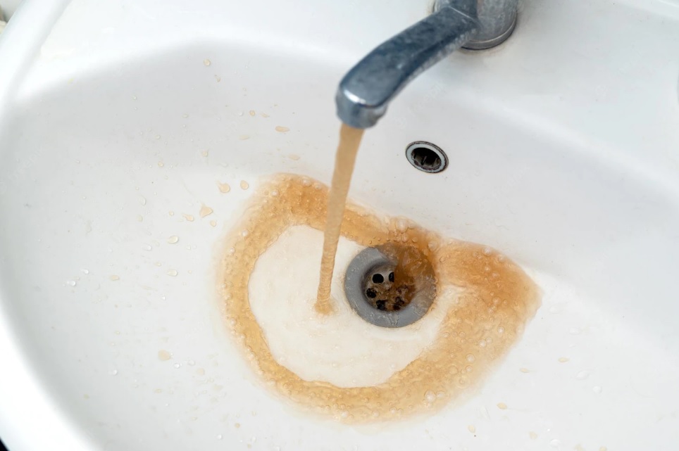 Проблему ржавой водопроводной воды в Шемышейке не могут решить много лет