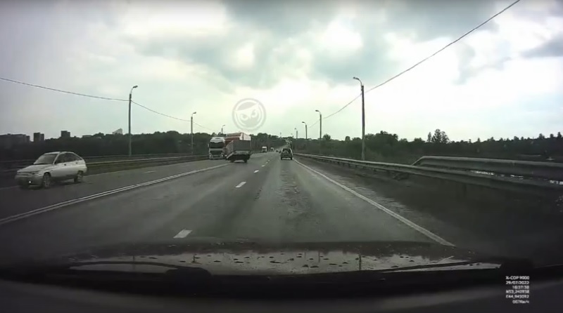 В Пензе оторвавшийся прицеп врезался в фуру, видео