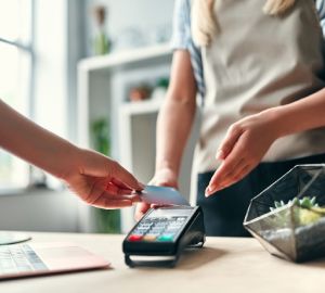 Жители Пензы стали меньше тратиться на покупки в этом году