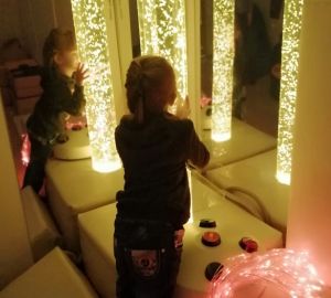 В Кузнецке дети из "Отделения социальной реабилитации несовершеннолетних" занимаются в сенсорной комнате