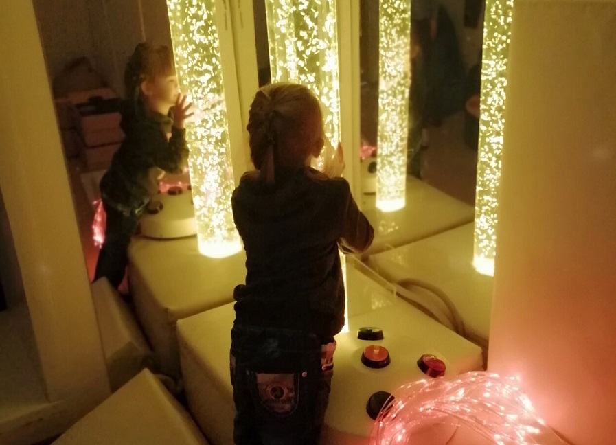 В Кузнецке дети из "Отделения социальной реабилитации несовершеннолетних" занимаются в сенсорной комнате