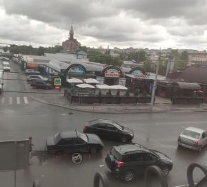 Пензенских водителей предупредили о большой яме на улице Суворова