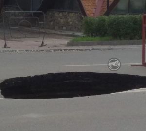 На улице Урицкого в Пензе образовался большой провал в асфальте