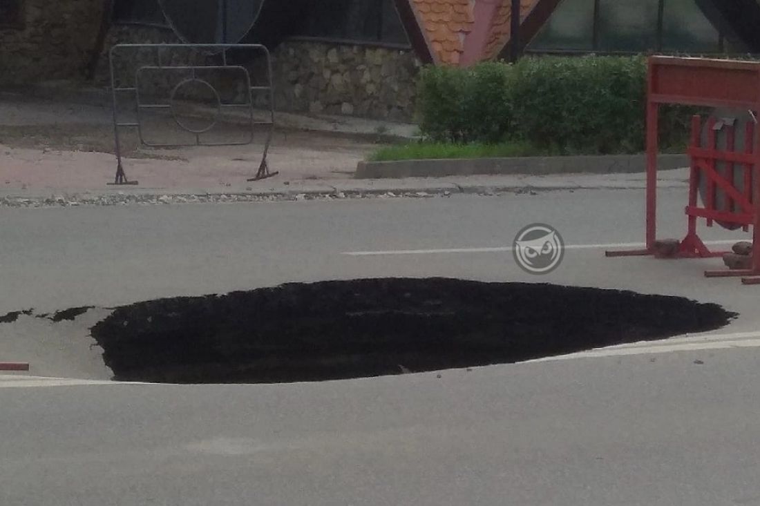 На улице Урицкого в Пензе образовался большой провал в асфальте