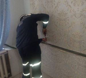 Пензенские спасатели вытащили котенка, провалившегося за батарею