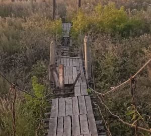 В Иссе женщина упала с моста, который хотят снести