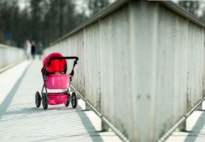 В Пензе разыскивают родителей девочки, оставленной на улице в коляске