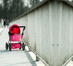 В Пензе разыскивают родителей девочки, оставленной на улице в коляске