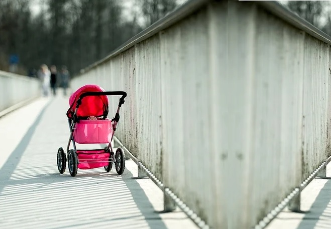 В Пензе разыскивают родителей девочки, оставленной на улице в коляске