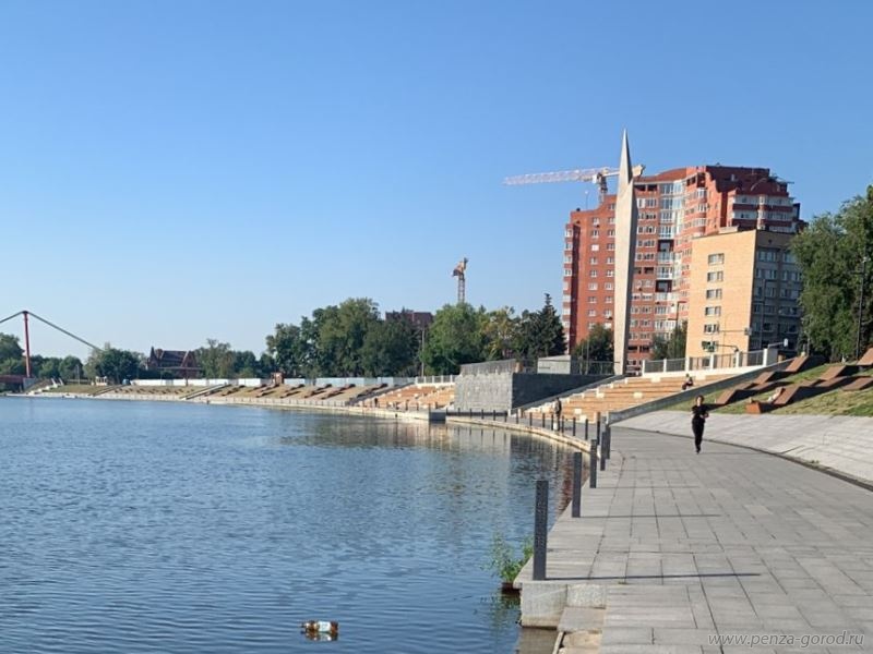 В Пензе вандалы сломали лавочки на набережной Суры