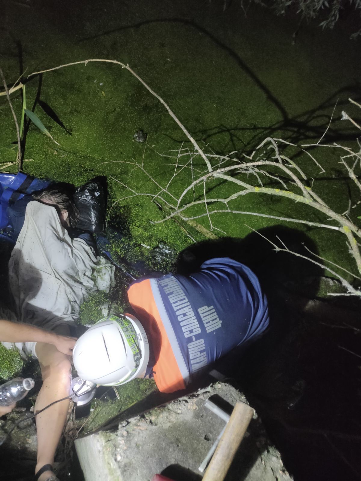 В Пензе девушка проткнула ногу арматурой, торчавшей из водоема