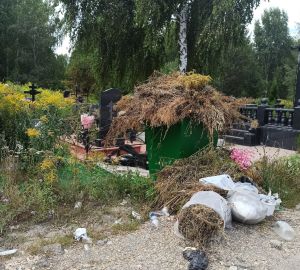 В Пензе после жалобы на Восточном кладбище убрали мусор с могилы матери пензячки