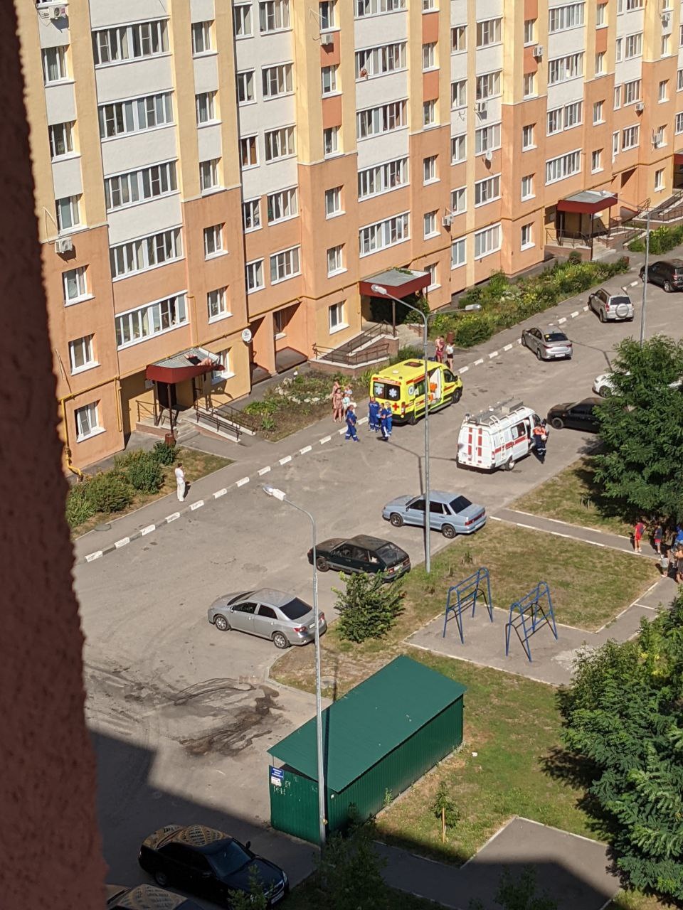 В Пензе на улице Антонова молодой парень упал из окна