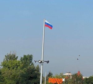 По поручению Олега Мельниченко в Токмаке подняли российский флаг