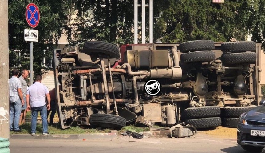 В центре Пензы перевернулся «КаМАЗ»
