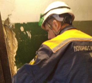 В Пензе спасатели вызволили ребенка из закрытой квартиры