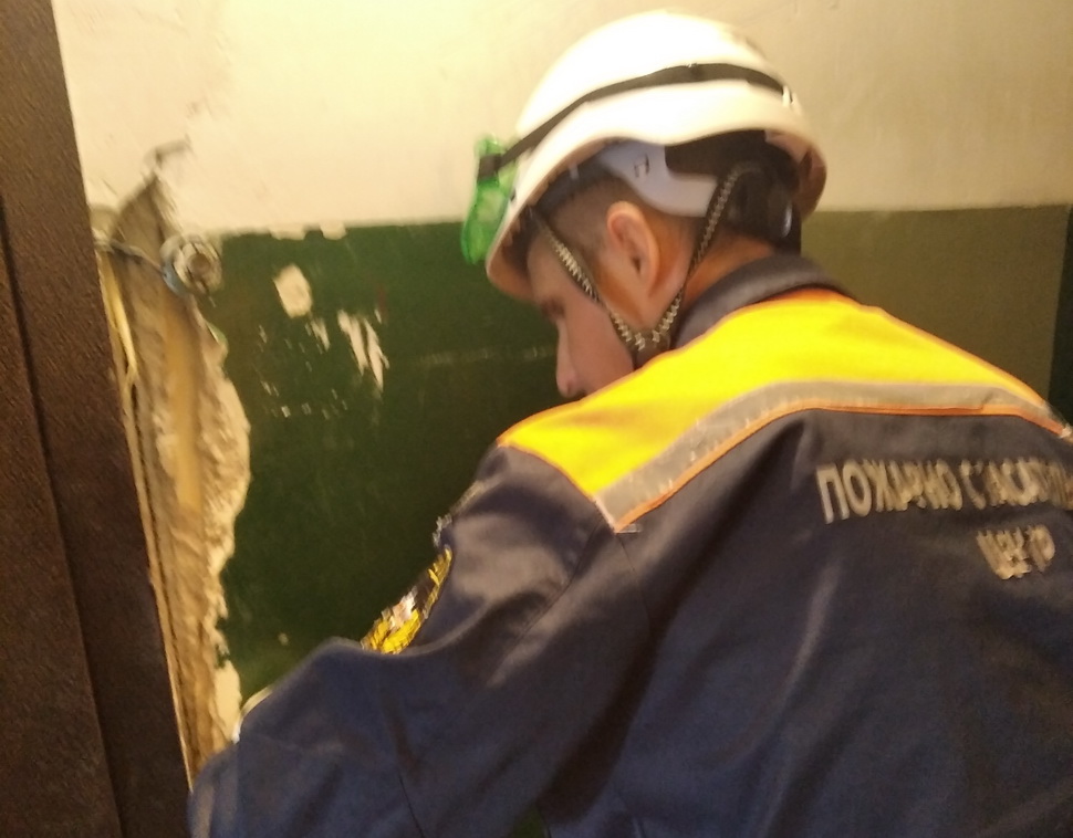 В Пензе спасатели вызволили ребенка из закрытой квартиры