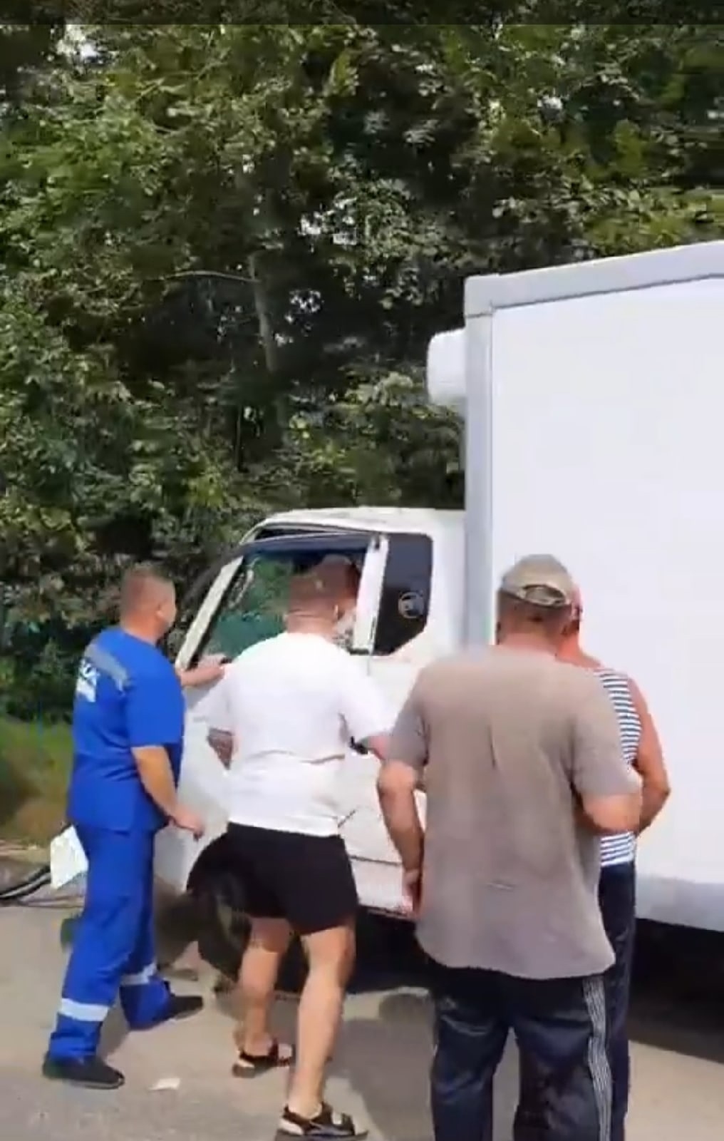 В Пензе мужчину зажало в грузовике, искореженном в ДТП с мусоровозом