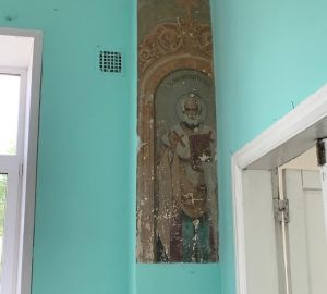 В школе Сердобска под слоем штукатурки нашли спрятанные старинные иконы