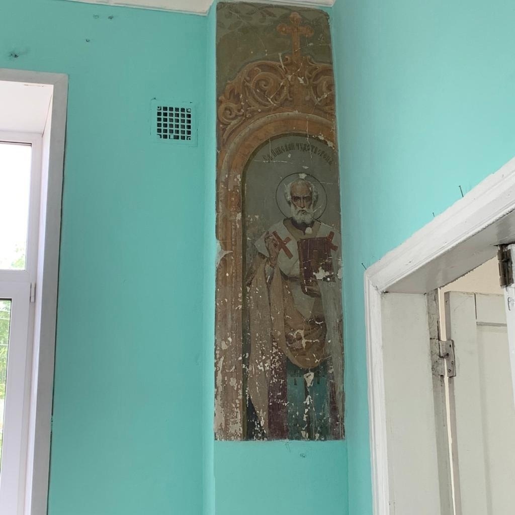 В школе Сердобска под слоем штукатурки нашли спрятанные старинные иконы