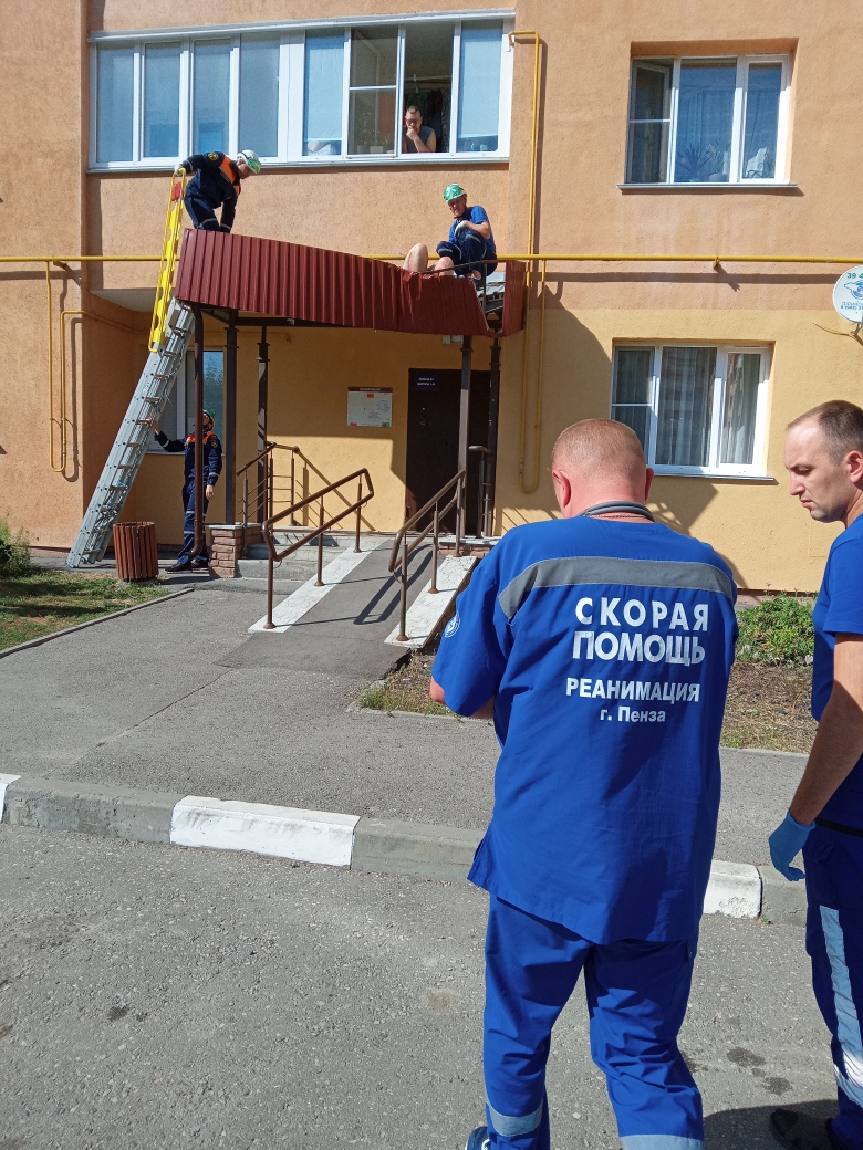 Появились фото с места падения юноши на улице Антонова в Пензе