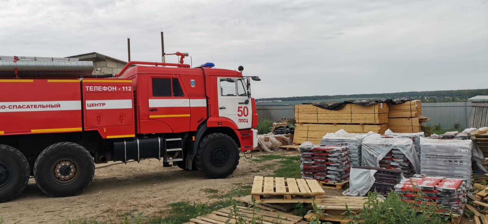 Силами трех человек удалось потушить горящие поддоны в Пензенском районе