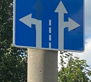 Жителей Кузнецка возмутили замазанные краской дорожные знаки