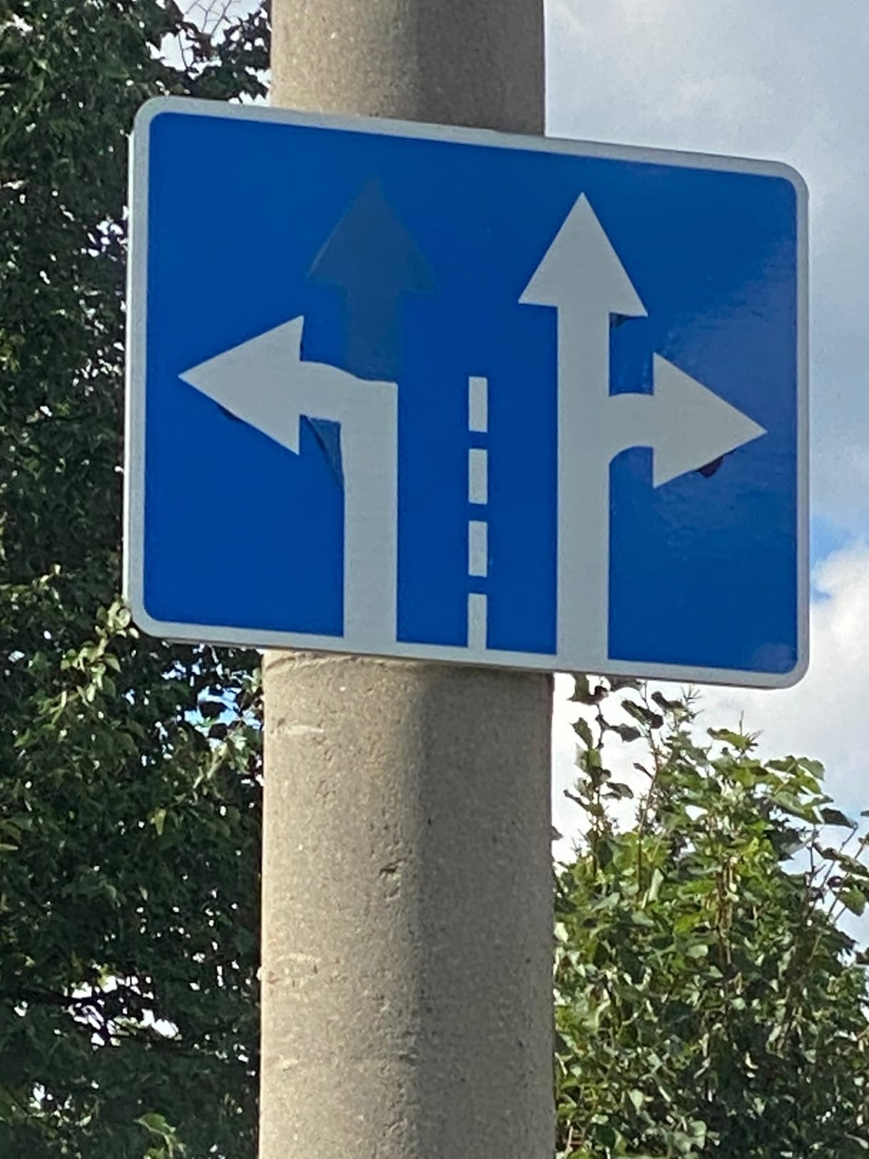 Жителей Кузнецка возмутили замазанные краской дорожные знаки