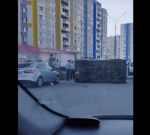 В Спутнике внедорожник прилег на бок после встречи с КамАЗом