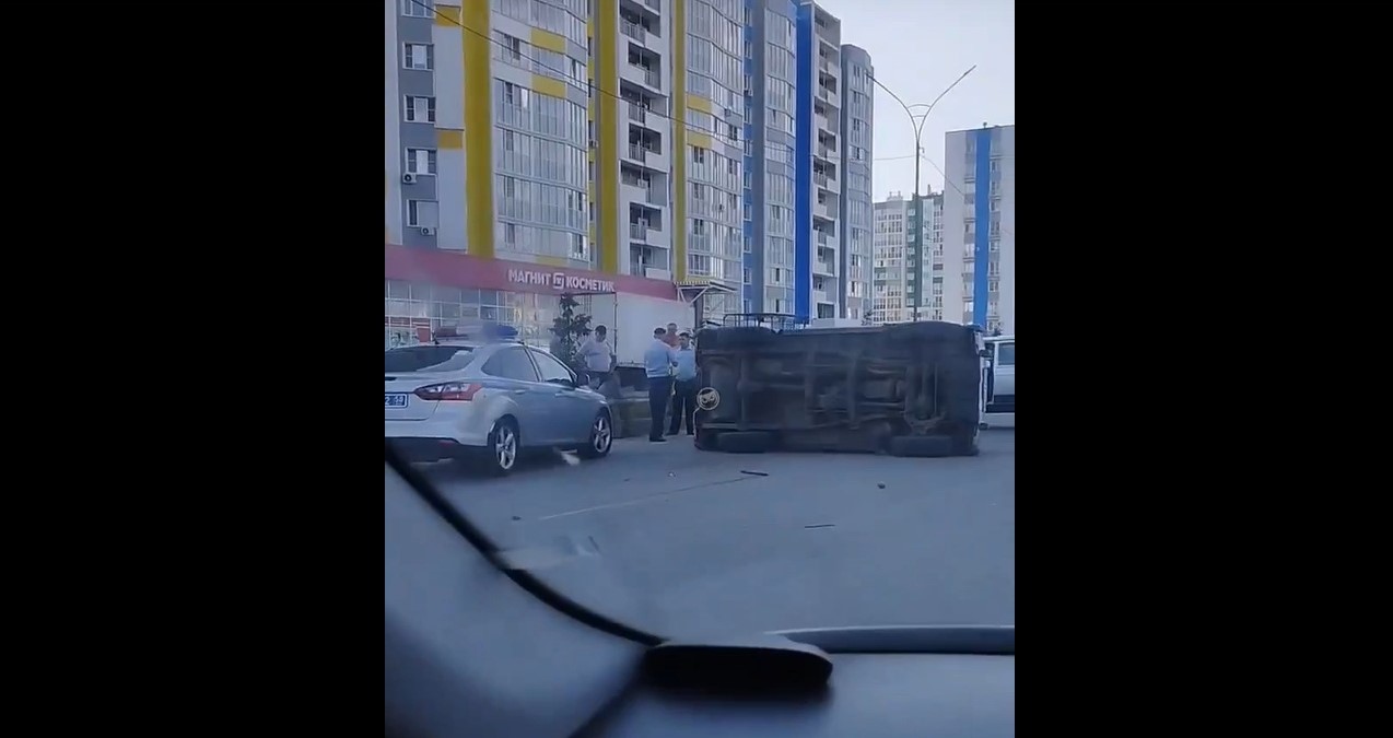 В Спутнике внедорожник прилег на бок после встречи с КамАЗом