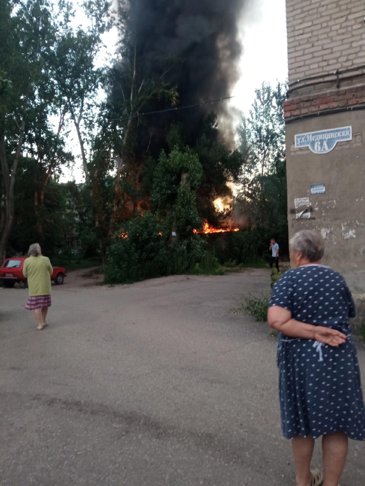 В Пензе на улице Медицинской на 70 квадратных метрах загорелся мусор
