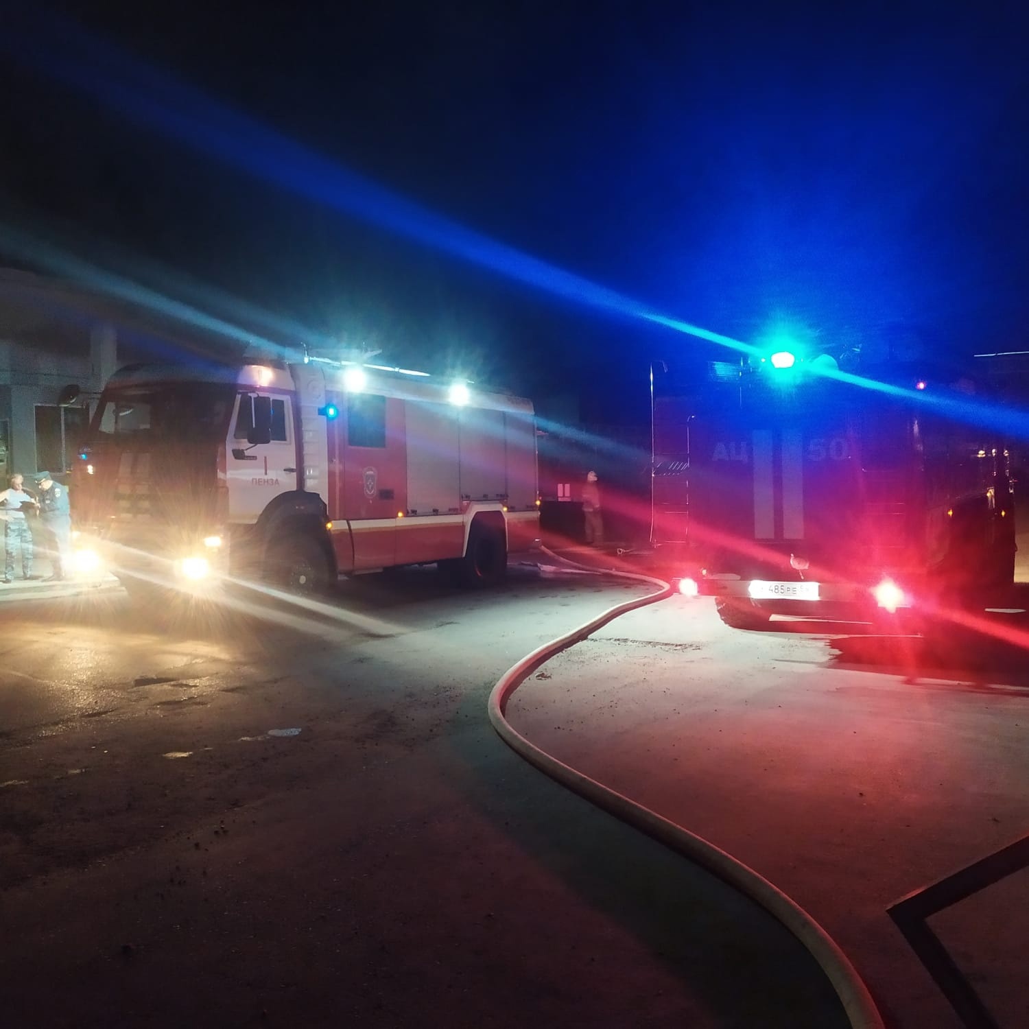 Появились фото с места горения оптового склада в Пензе