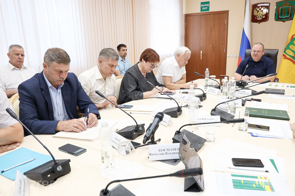 Олег Мельниченко поручил активнее проводить уборку в населенных пунктах региона