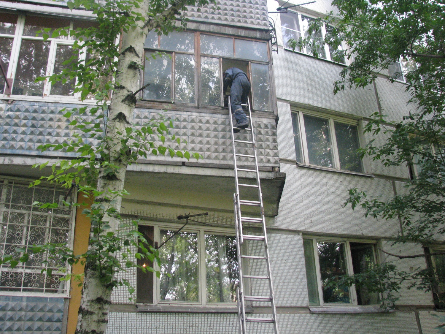 В Пензе спасатели помогли матери попасть в дом, где был заперт ребенок