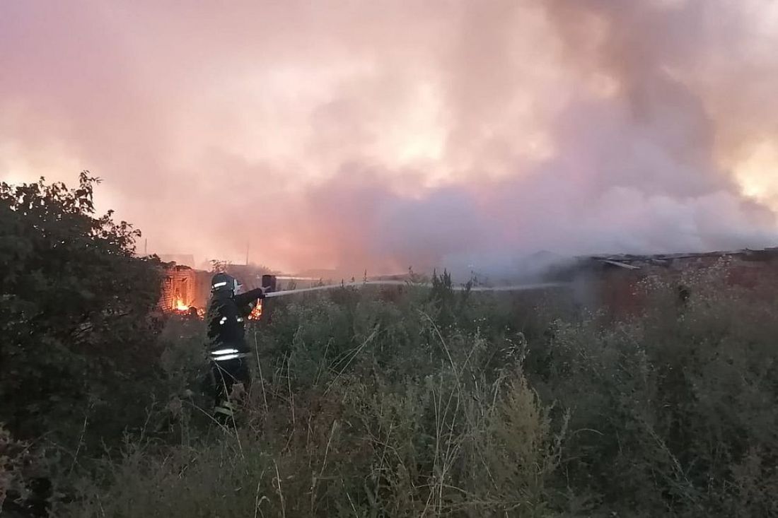 В Бессоновском районе загорелись сараи