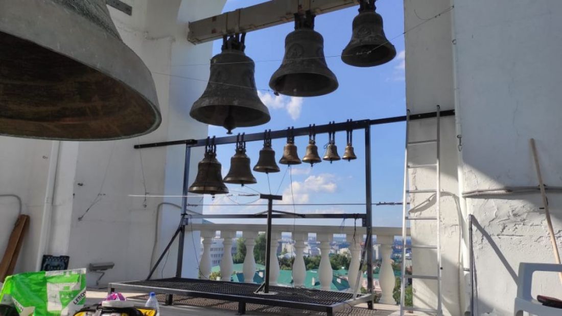 В Пензе в Спасском кафедральном соборе установили семь дополнительных колоколов