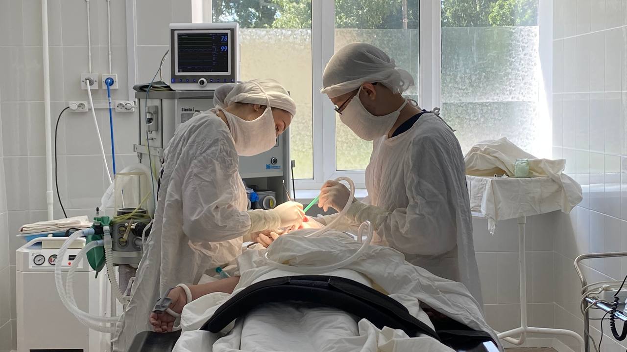 В Пензе врачи помогли восстановить лицо и зрение пациенту, получившему травму падающим бревном