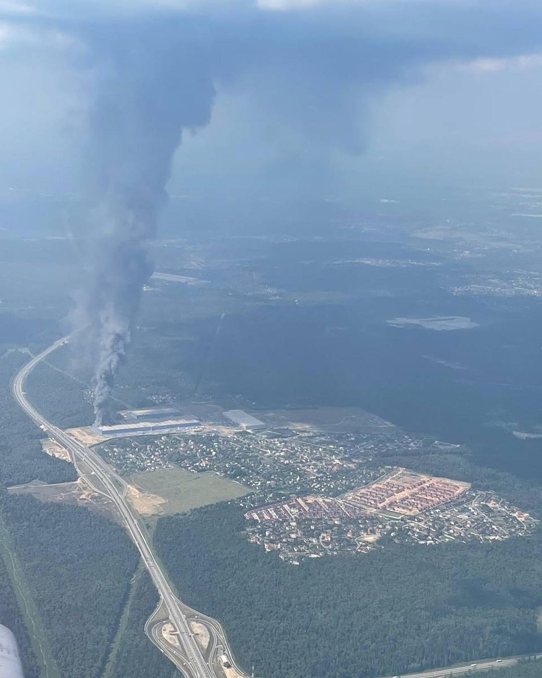 В Подмосковье загорелся склад маркетплейса Ozon