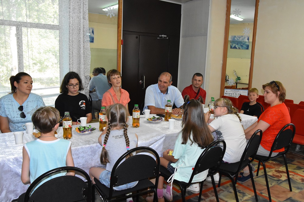 Владимир Мутовкин вручил школьникам подарки к 1 сентября