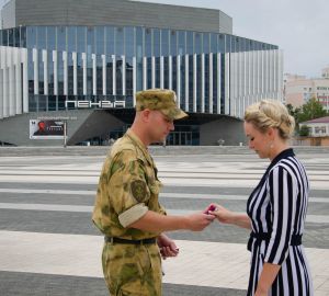 В День флага пензенские Росгвардейцы раздали прохожим ленты в цветах триколора