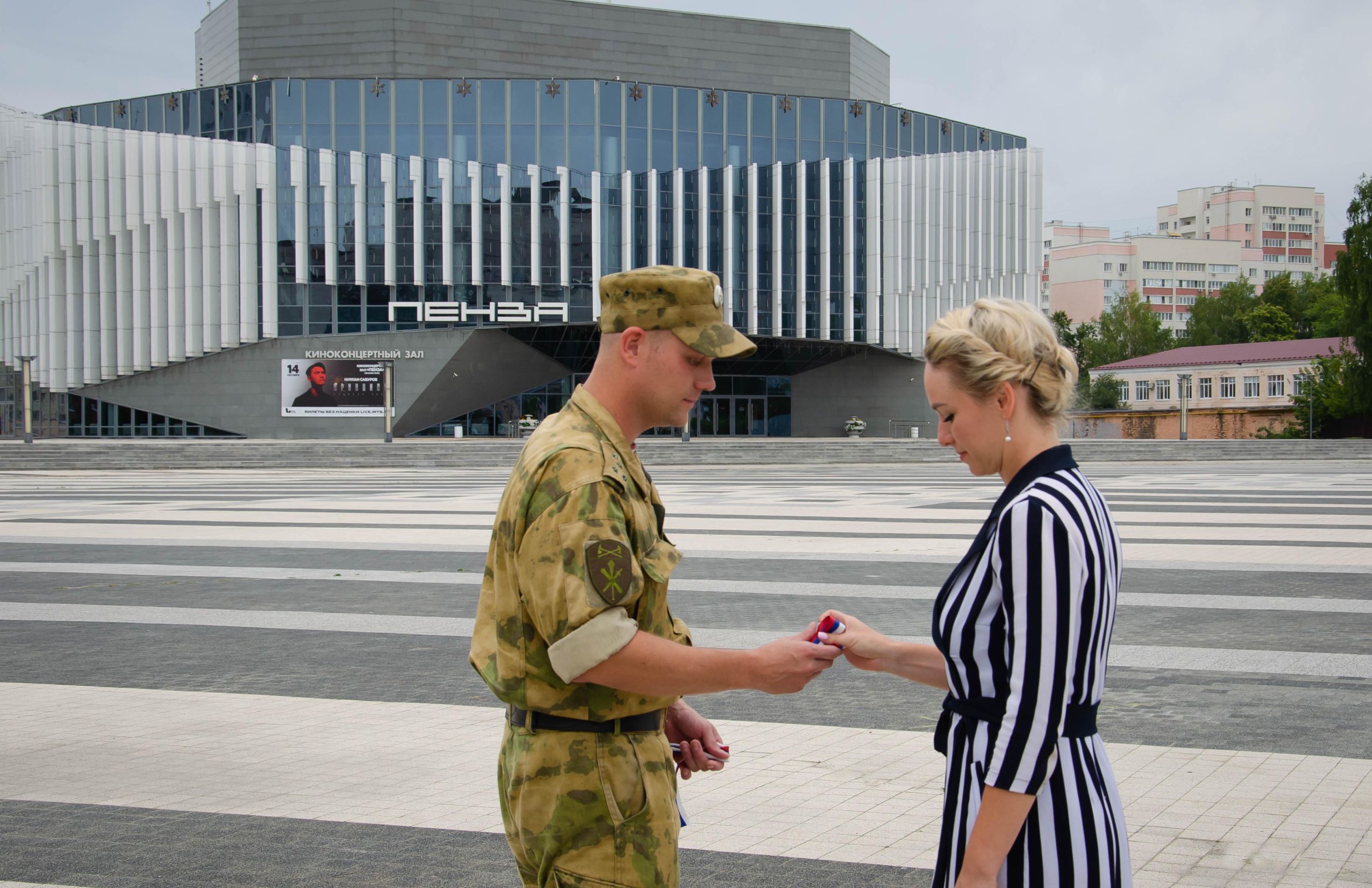 В День флага пензенские Росгвардейцы раздали прохожим ленты в цветах триколора