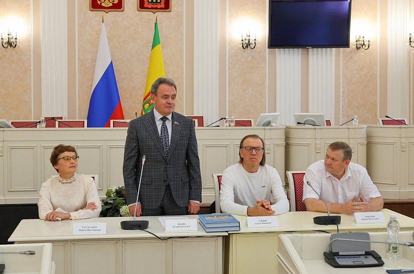Валерий Лидин презентовал книгу об истории регионального Заксобра