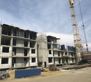 В Заре продолжается строительство дома для переселения граждан из аварийного жилья