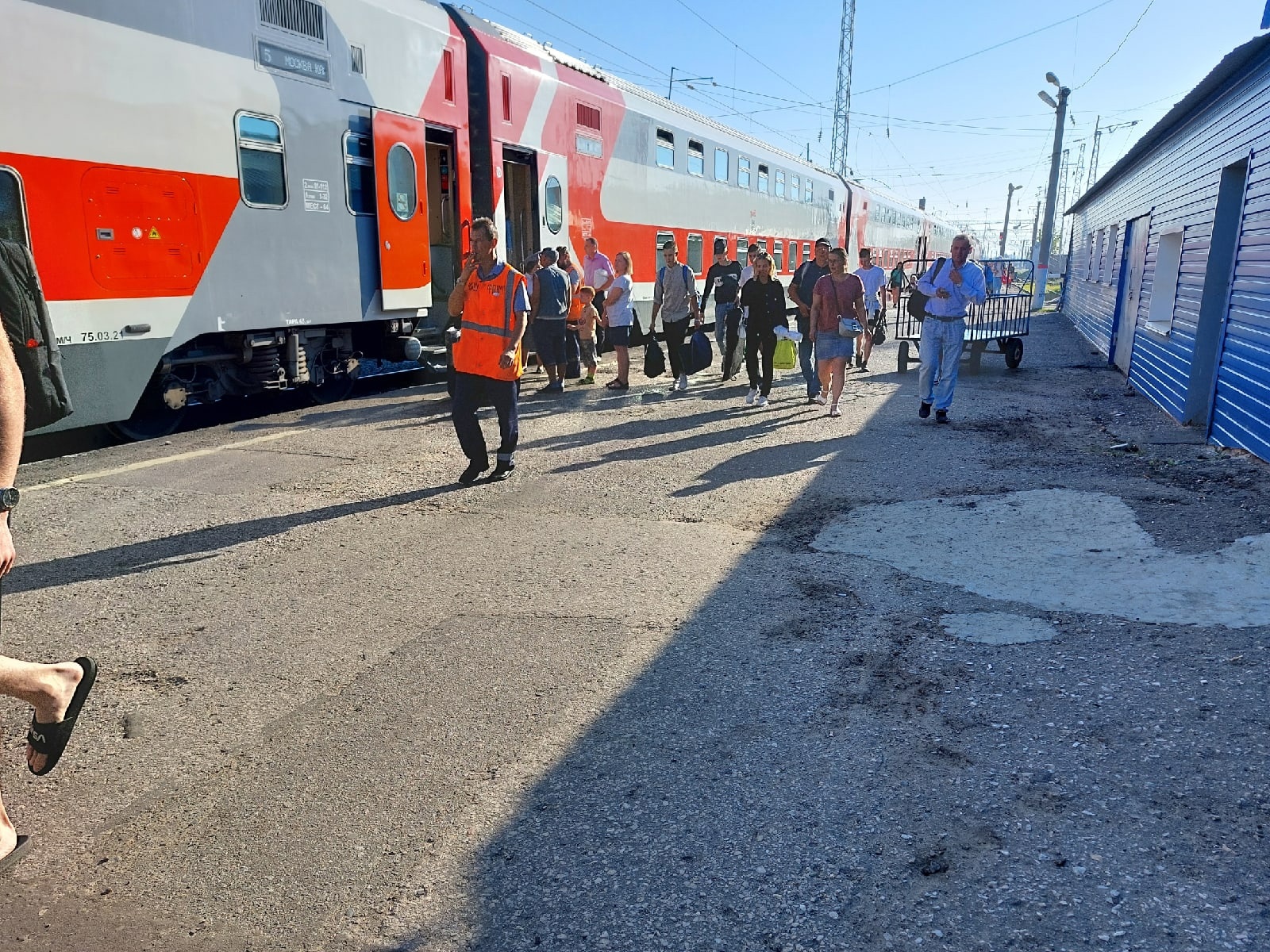 Пензенца возмутило состояние перрона на железнодорожном вокзале