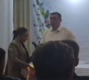 Жительница аварийного жилья на Сахалине швырнула в мэра заплесневелым ботинком и получила новую квартиру